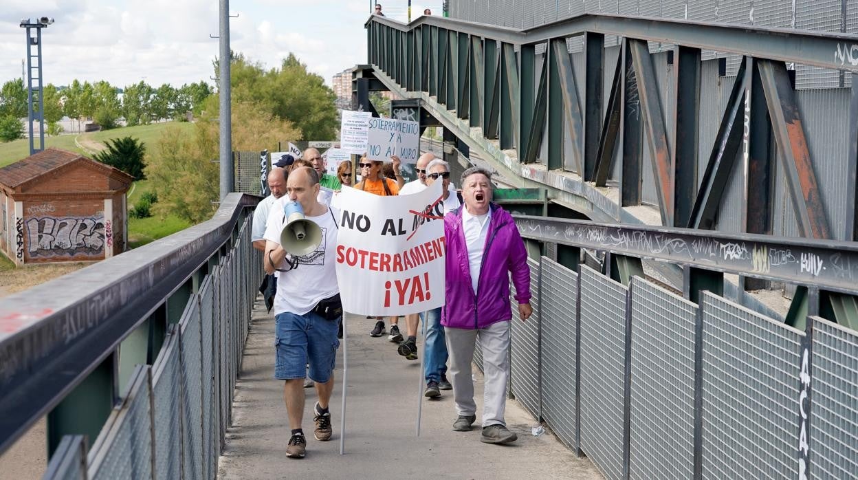 'Marcha contra el muro' de la Plataforma Soterramiento Ferrocarril de Valladolid sube por uno de los pasos elevados junto al parque de Las Norias