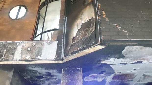 El incendio de las sillas apiladas de un bar de Valladolid calcina parte de su edificio