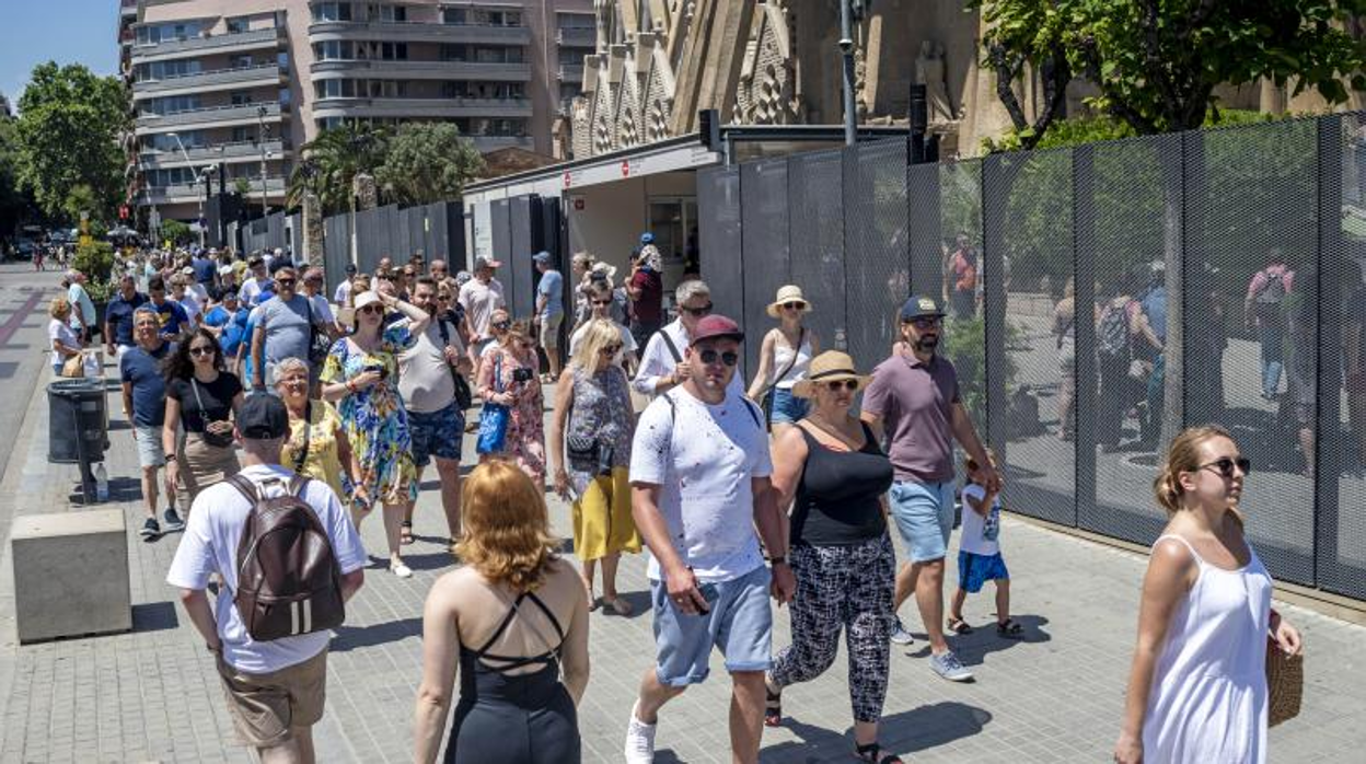 Turistas a las puertas de la Sagrada Familia, en Barcelona, hace unos días