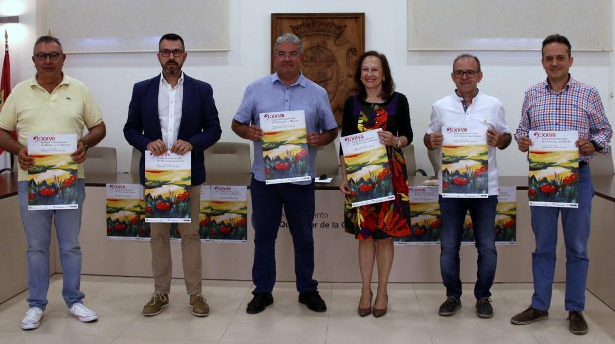 Juan Carlos Navalón y Consuelo Díez, en el centro, durante la presentación del festival