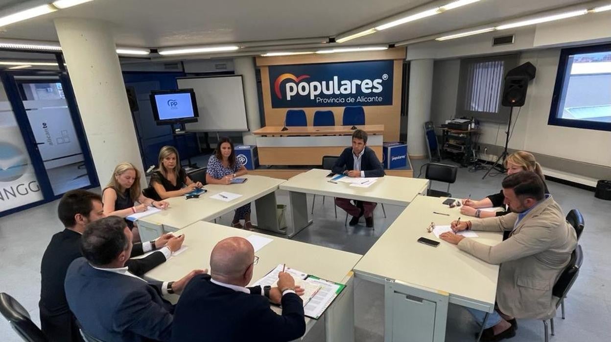 El presidente del PPCV, Carlos Mazón, se reúne con representantes de Concapa y de la Plataforma por la Religión en la Escuela Pública