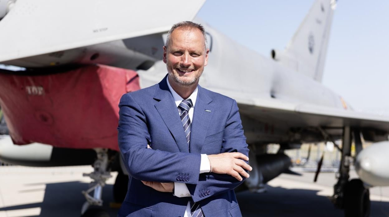 Michael Schoellhorn, ante un caza Eurofighter en la exhibición aeronáutica ILA en Berlín el pasado jueves