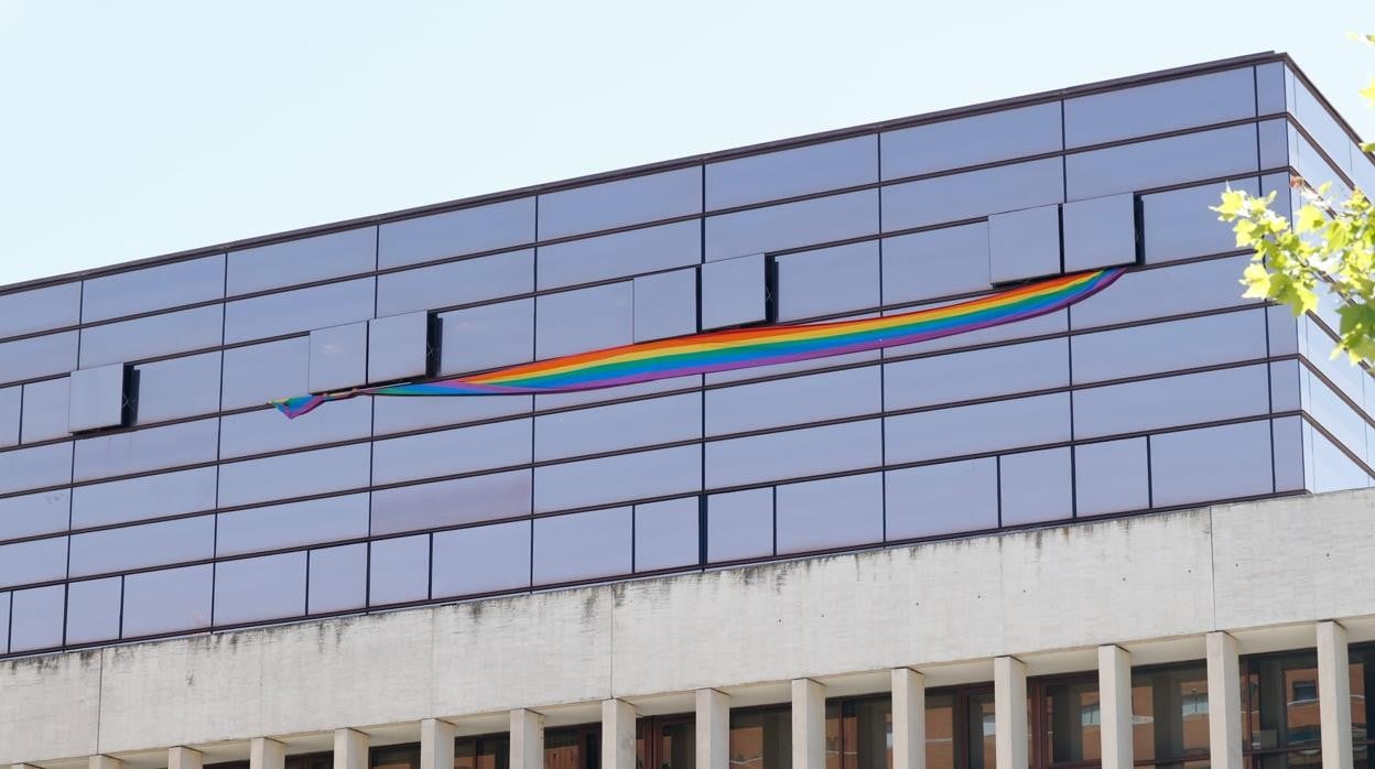 La bandera LGTBI, en las ventanas correspondientes a los despachos del PSOE en las Cortes