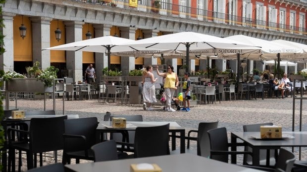 La Plaza Mayor, otra 'zona OTAN': las terrazas se levantan para que aparquen los vehículos de la cumbre