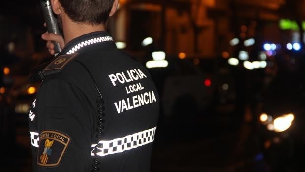 Detienen a un hombre por pegar a su mujer delante de su bebé de nueve meses en un parque de Valencia