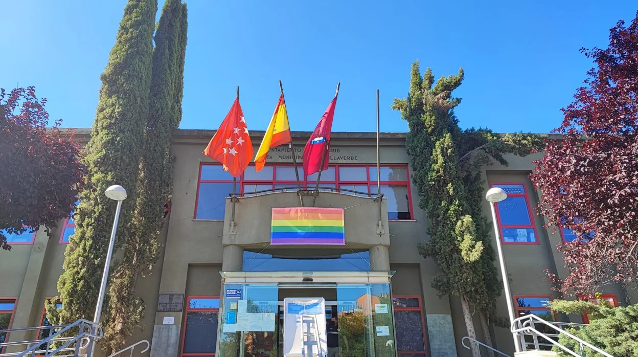 La Junta de Distrito de Villaverde, liderada por Ciudadanos, luce ya la bandera arcoíris