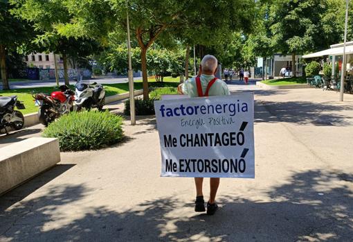 Un solitario manifestante en el Paseo del Prado