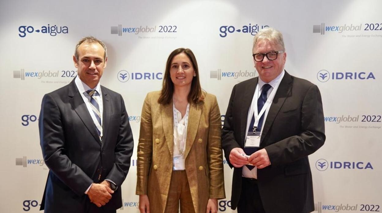 Dionisio Garcia CEO de Global Omnium, Elisa Valia concejala del ciclo del Agua y Mark Barker CEO de WEX Global