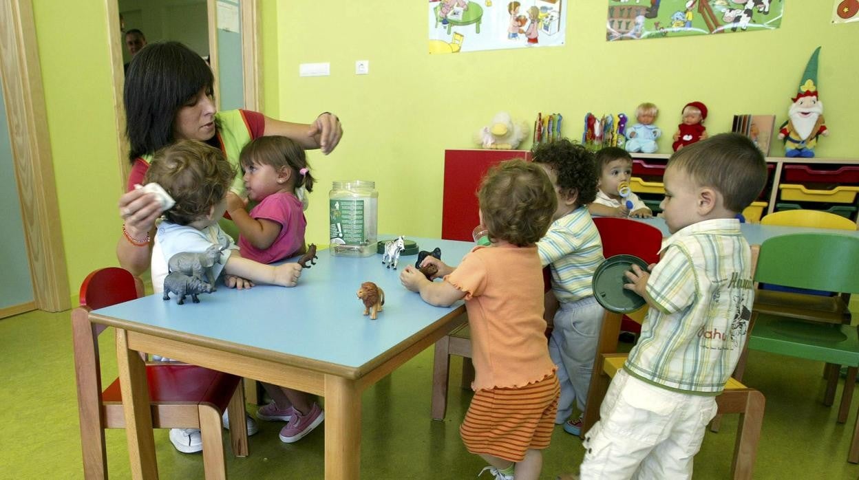 La consejera de Educación, Rocío Lucas, durante su visita al colegio público Pan y Guindas de Palencia