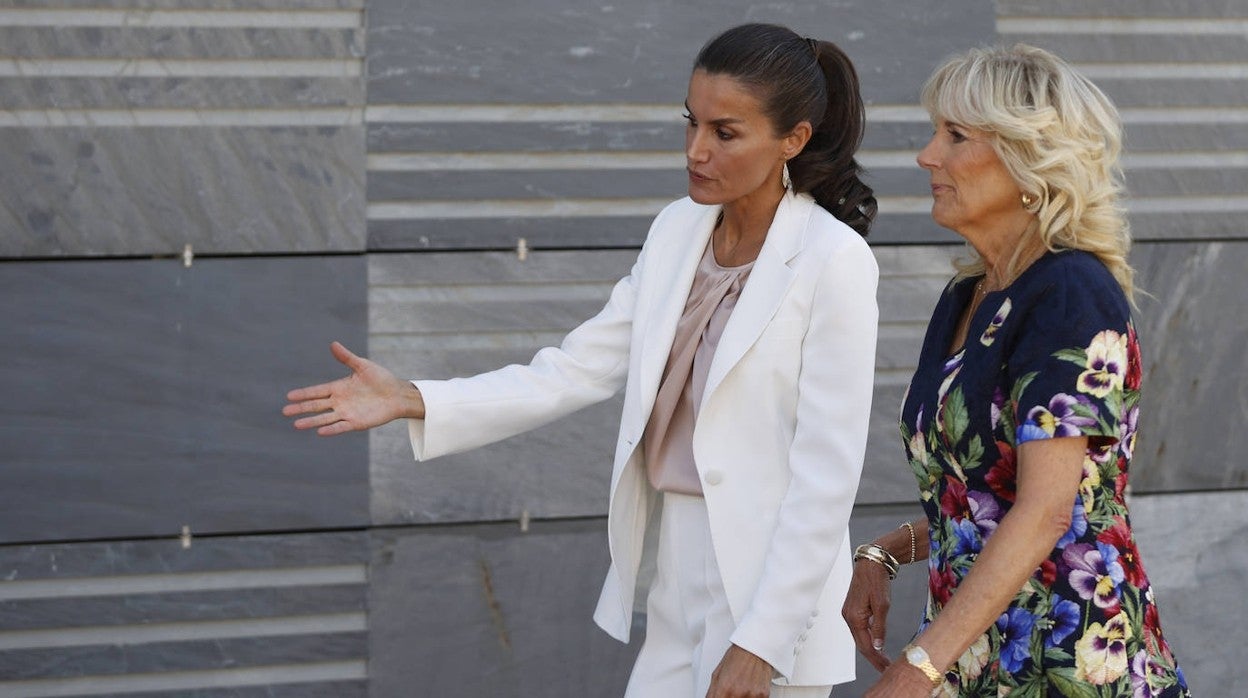 La reina Letizia y la primera dama de Estados Unidos, Jill Biden, este miércoles de Pozuelo de Alarcón (Madrid)