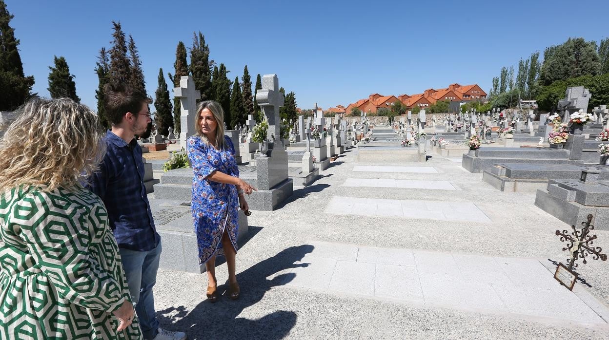 Milagros Tolón, durante su visita al cementerio