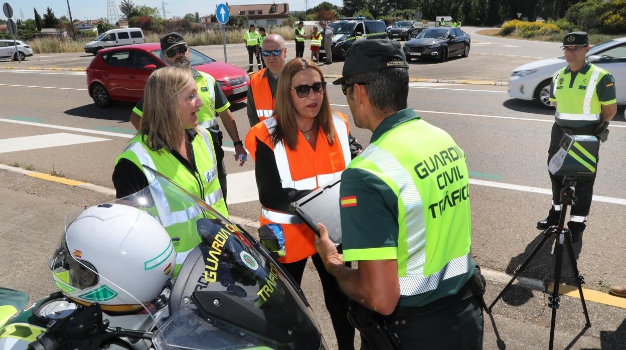 La delegada del Gobierno en Castilla y León, Virginia Barcones; junto al comandante jefe accidental del Sector de Tráfico de Castila y León, Óscar Rua; y la coordinadora de Tráfico de Castilla y León, Inmaculada Matías, presentan la campaña de verano de la Dirección General de Tráfico (DGT)