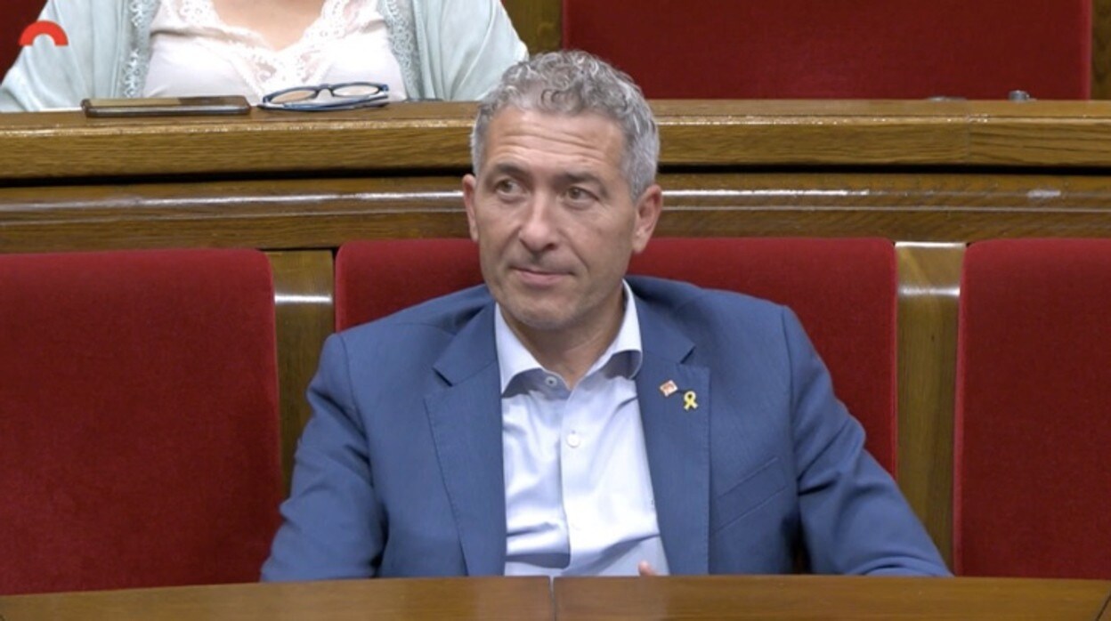 Josep Gonzàlez-Cambray, consejero de Educación, hoy, durante el debate parlamentario