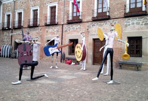 Orquesta 'Noctívagos', situada junto al Ayuntamiento de Oropesa