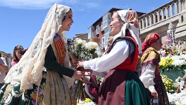 Gran ofrenda floral a Santa María La Mayor, la patrona de Burgos