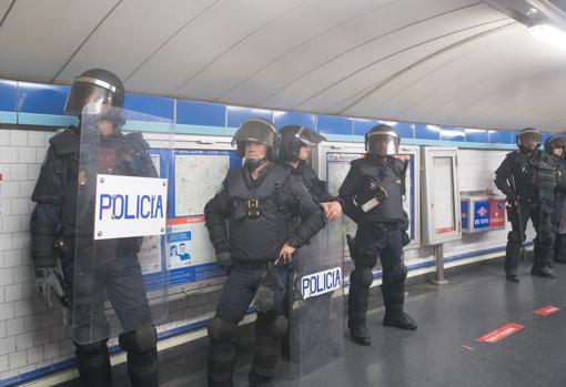 Agentes de la Policía Nacional vigilan la estación de Metro de Tirso de Molina