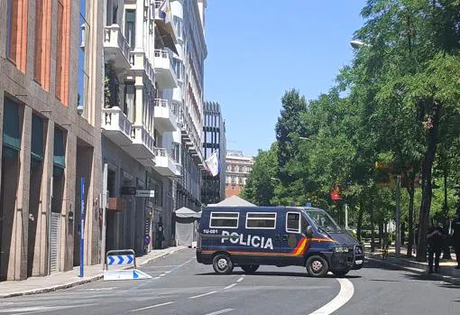 Un furgón de la Policía Nacional en las inmediaciones de un hotel en Castellana