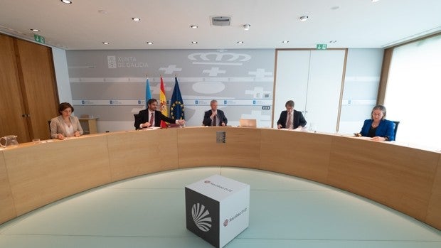 Rueda censura el desinterés por Galicia de Sánchez, que no le recibe, a diferencia del Rey