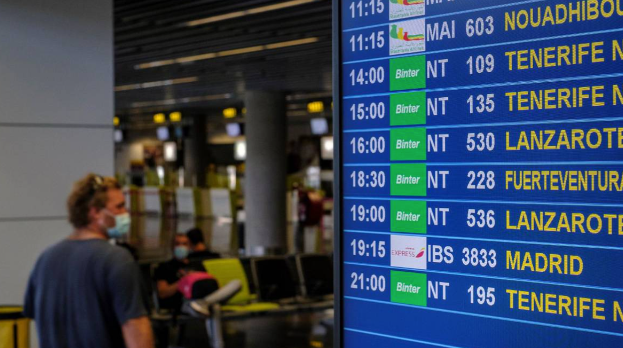 Pantalla de salidas del aeropuerto de Gran Canaria en foto de archivo