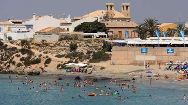 Tabarca, el dilema entre el turismo de masas y la paz de la isla habitada más pequeña de España