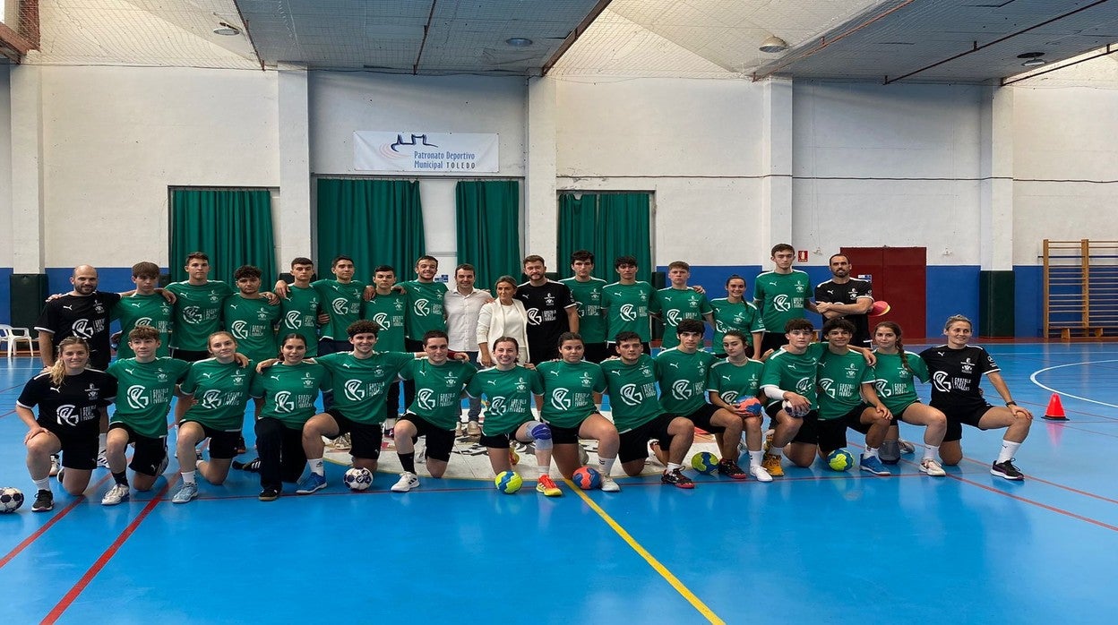 La alcaldesa, Milagros Tolón, y el concejal de Deportes, Pablo García, posan con Gonzalo Pérez de Vargas y con los chavales que están participando en el IV Campus de Balonmano que impulsa el portero del Barça y de la selección española