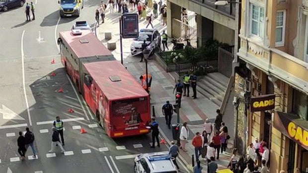 Muere una mujer y trasladan herido grave a un hombre tras ser atropellados por un autobús urbano en La Coruña