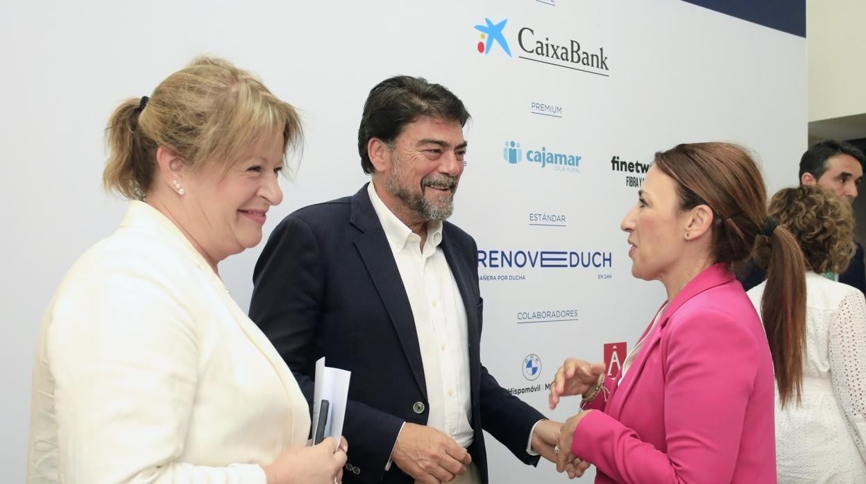 Barcala, con la socialista Ana Serna y María Tomasa Rives, de CaixaBank