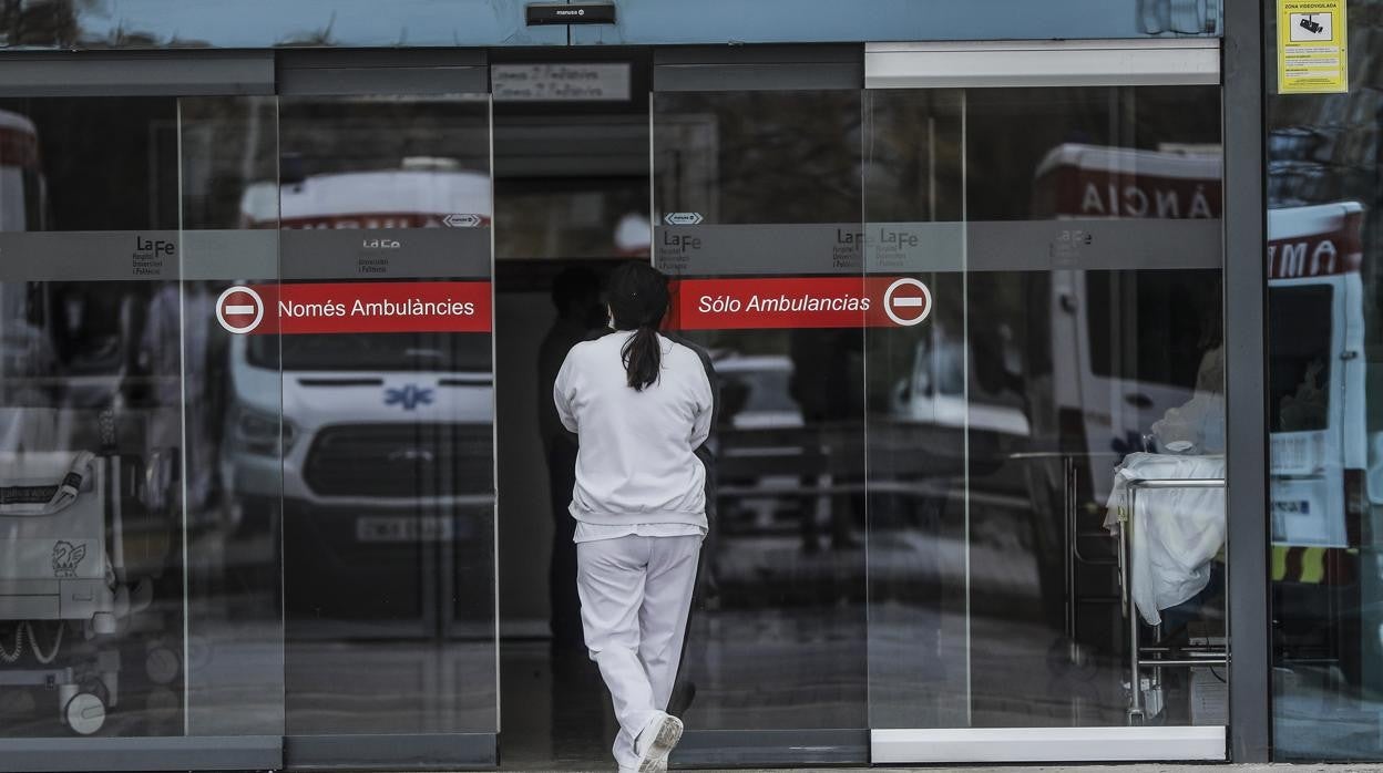 Imagen de archivo de los accesos a un hospital en Valencia