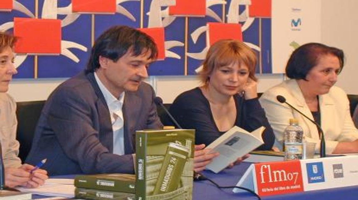 Presentación de 'Inmaduros 26' en la Feria del Libro de Madrid en 2007, con Ángela Vallvey