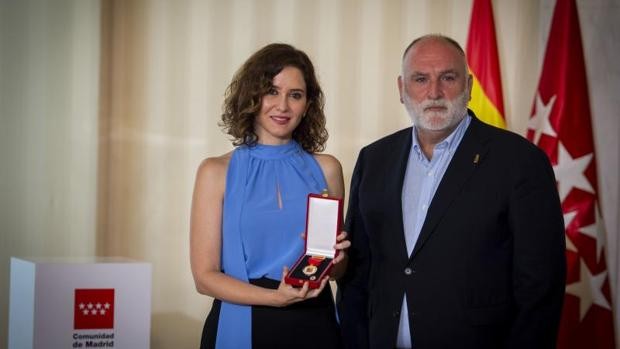 José Andrés, el chef que da 1,3 millones de comidas al día en Ucrania, recibe la Medalla de Oro de Madrid