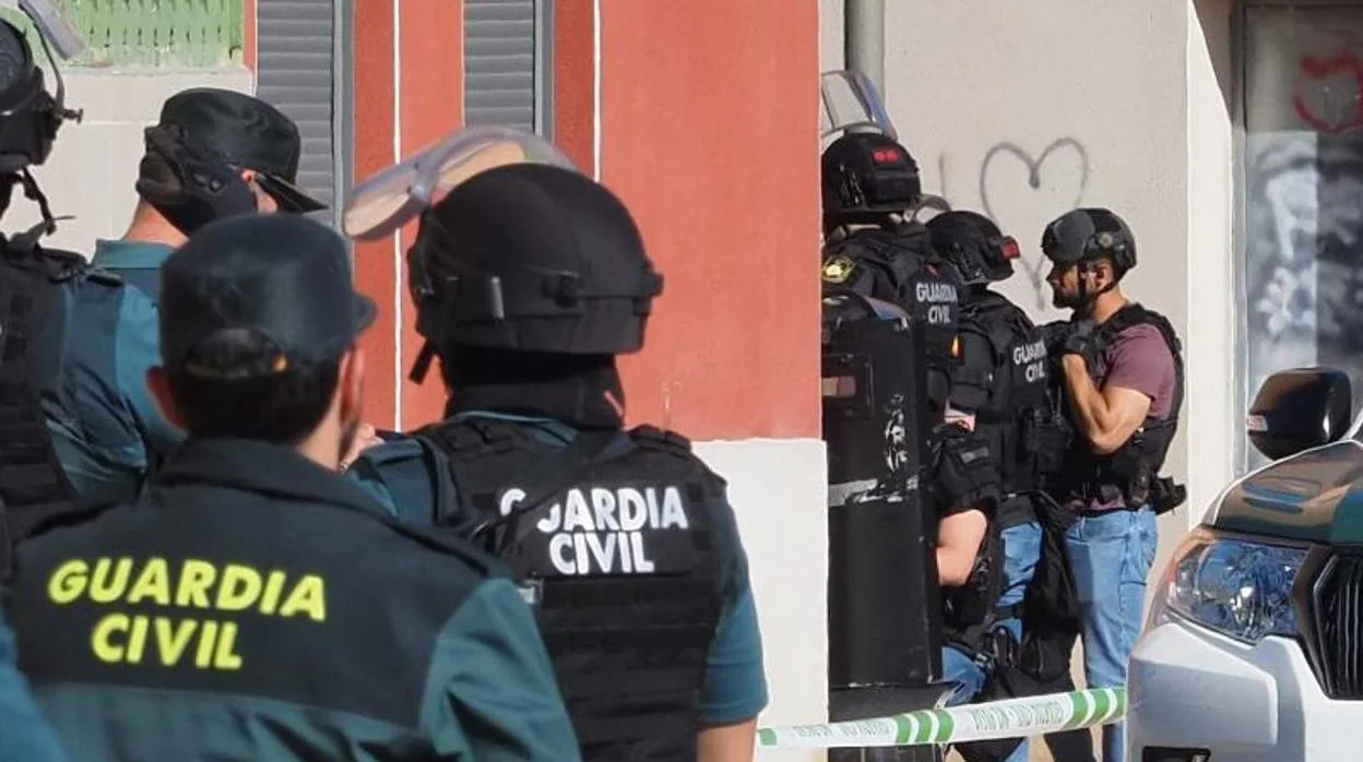 Loa agentes de la Guardia Civil a las puertas de la vivienda en la que se ha atrincherado