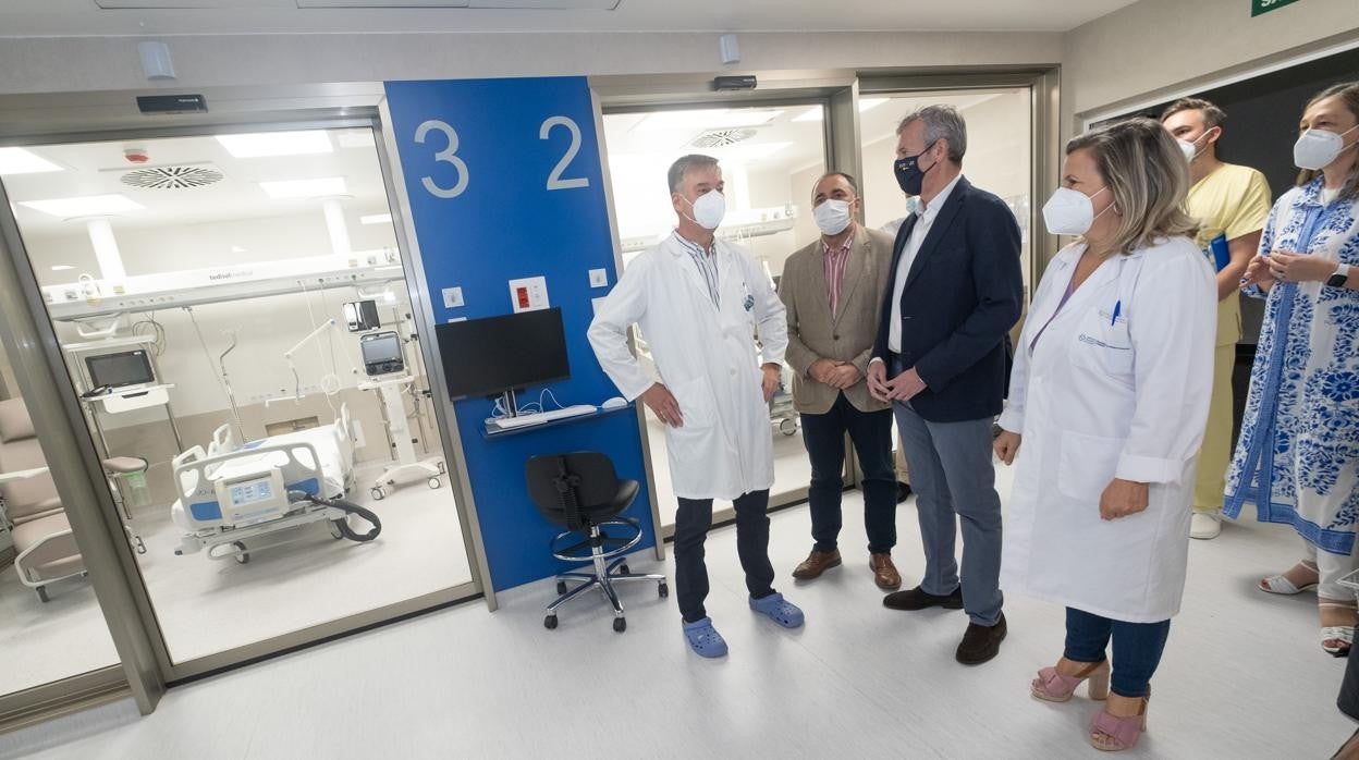 Rueda y Comesaña durante la visita a la nueva UCI del Hospital Clínico de Santiago