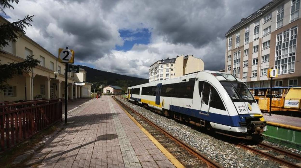 Tren de via estrecha que cubre la ruta entre Ferrol y Viveiro