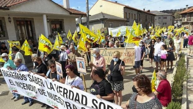 Más de 300 personas protestan en Villardeciervos por la gestión del incendio de la Sierra de la Culebra