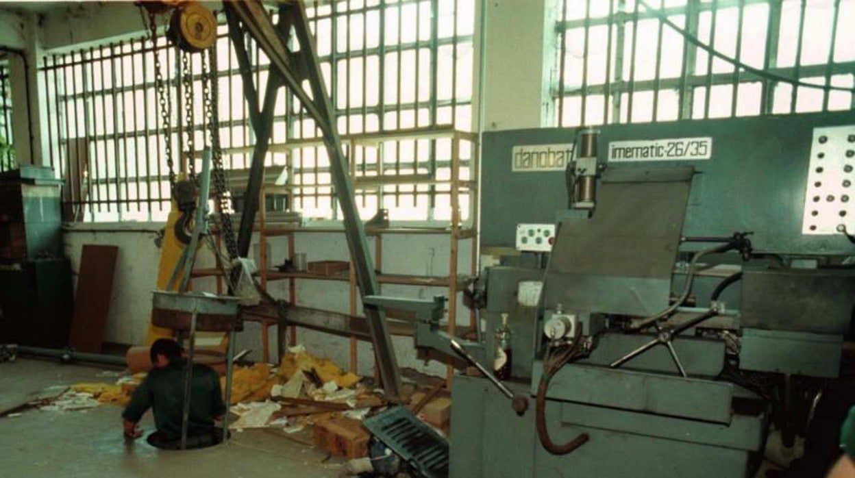 Un guardia civil se introduce en el zulo donde estuvo Ortega Lara