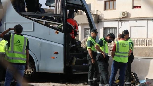 Un muerto y cinco heridos graves en la colisión de dos autobuses y un coche en Moraleda de Zafayona (Granada)