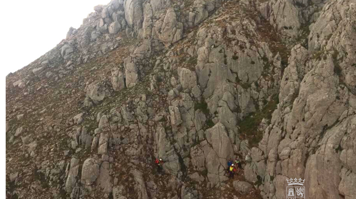 Momento del rescate de los montañeros alcanzados por un rayo en el pico Bodón, en León