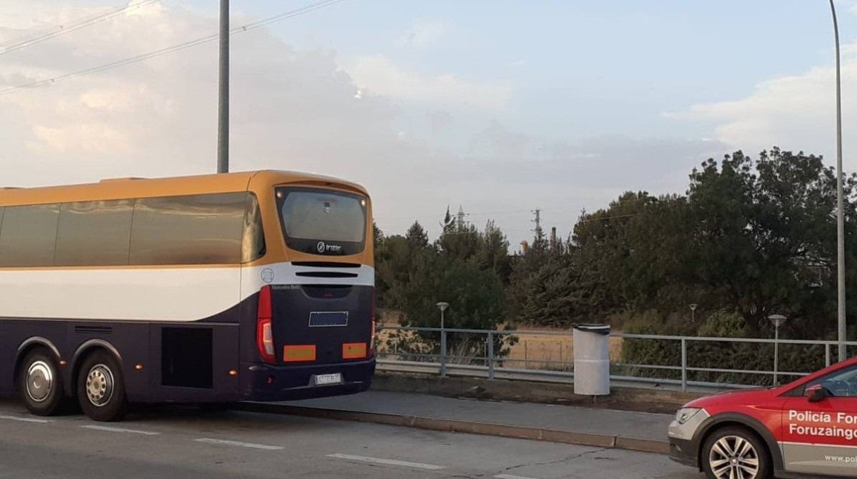 El autobús quedó inmobilizado hasta que otro conductor habilitado se hizo cargo