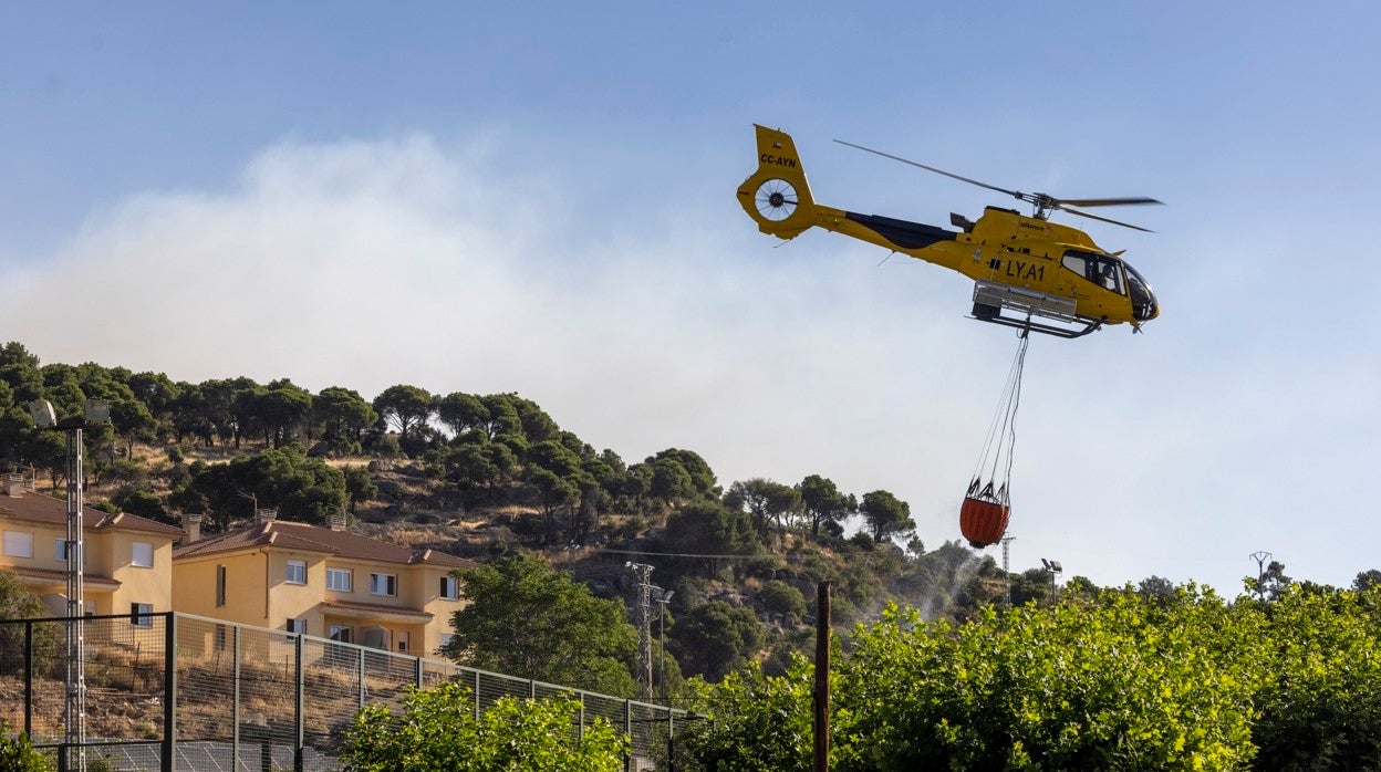 Trabajos de extinción en el incendio declarado en Cebreros, en la provincia de Ávila