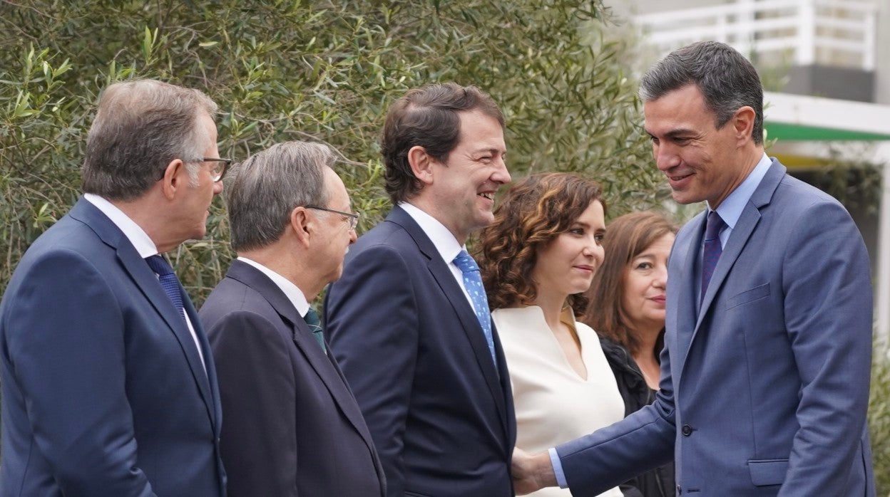 El presidente del Gobierno, Pedro Sánchez, saluda al de la Junta de Castilla y León, Alfonso Fernández Mañueco, en la Conferencia de Presidentes celebrada en La Palma