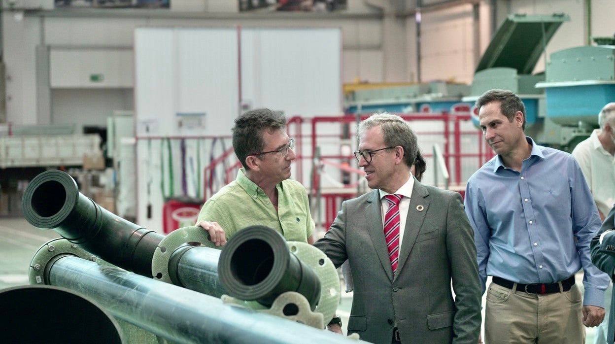 El consejero de Empleo de Castilla y León, Mariano Veganzones, durante su visita a la planta de Toro Equipment en la localidad vallisoletana de Villavaquerín