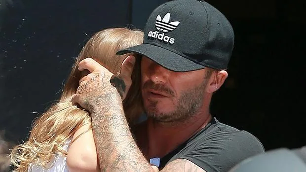 David Beckham lleva en brazos a Harper Seven, de cuatro años de edad