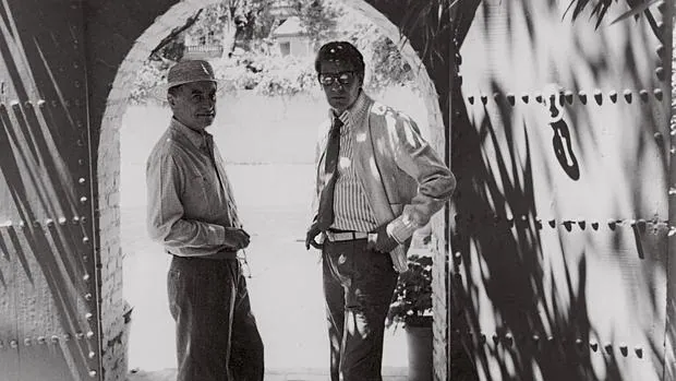 Pierre Bergé e Yves Saint Laurent posan en la entrada del Jardín Majorelle en los años 70. A la derecha, la Casa Berber en Marrakech