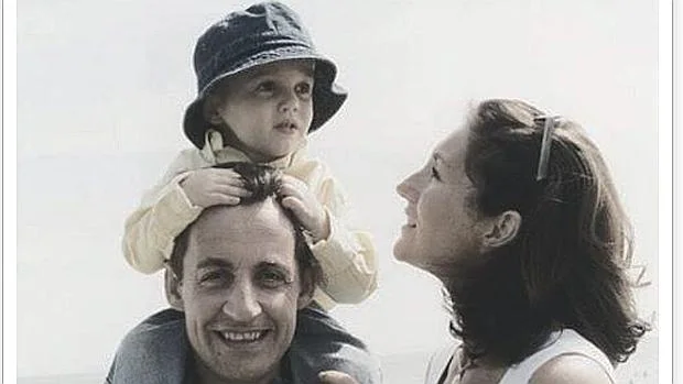 La imagen que Louis Sarkozy ha subido a su Twitter, donde aparece con sus padres
