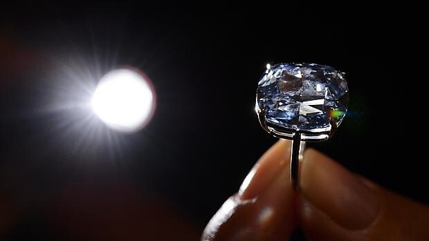 El diamante «Blue Moon», vendido por 48 millones de dólares
