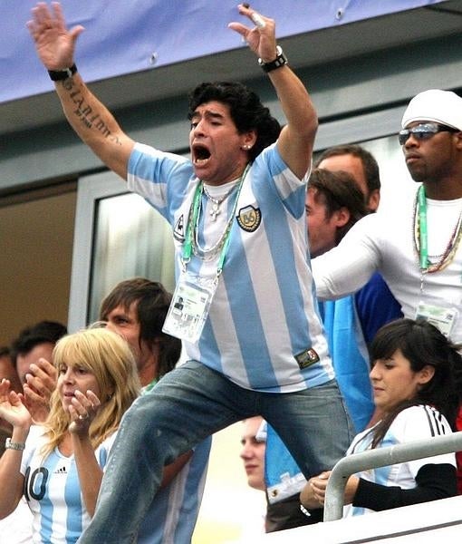 Diego animando a la selección argentina en presencia de su exmujer, Claudia Villafañe