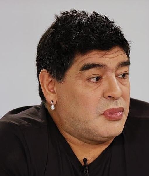 Los diez intentos de Maradona para ponerse guapo