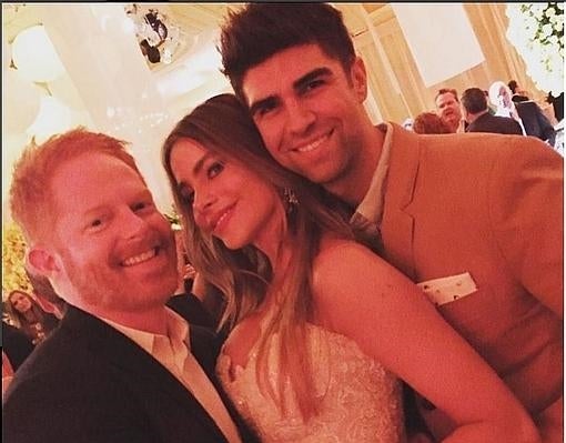 Vergara y su compañero en «Modern Family», esse Tyler Ferguson, y un invitado