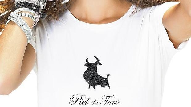 La firma sevillana Piel de Toro se alía con Swarovski