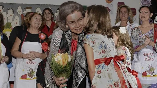 Doña Sofía recibe el saludo de una niña